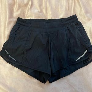 LULULEMON Hotty hot 2.5 low rise shorts